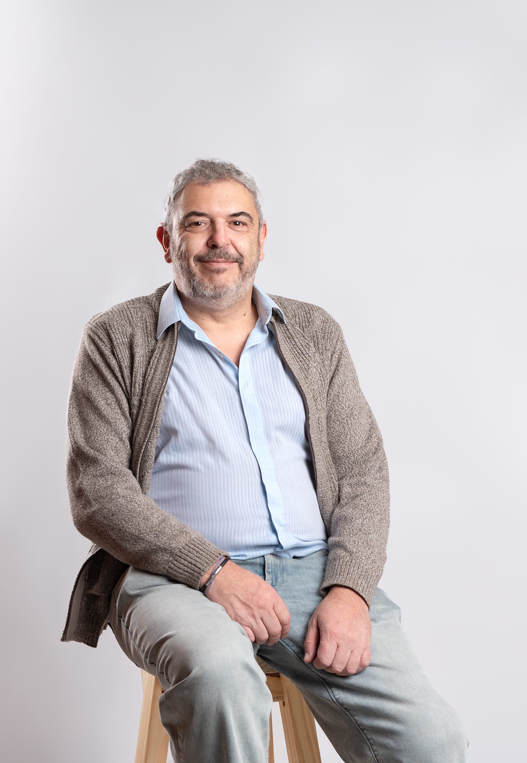 Amilcar Arias en un momento personal, mostrando su experiencia como padre y profesional