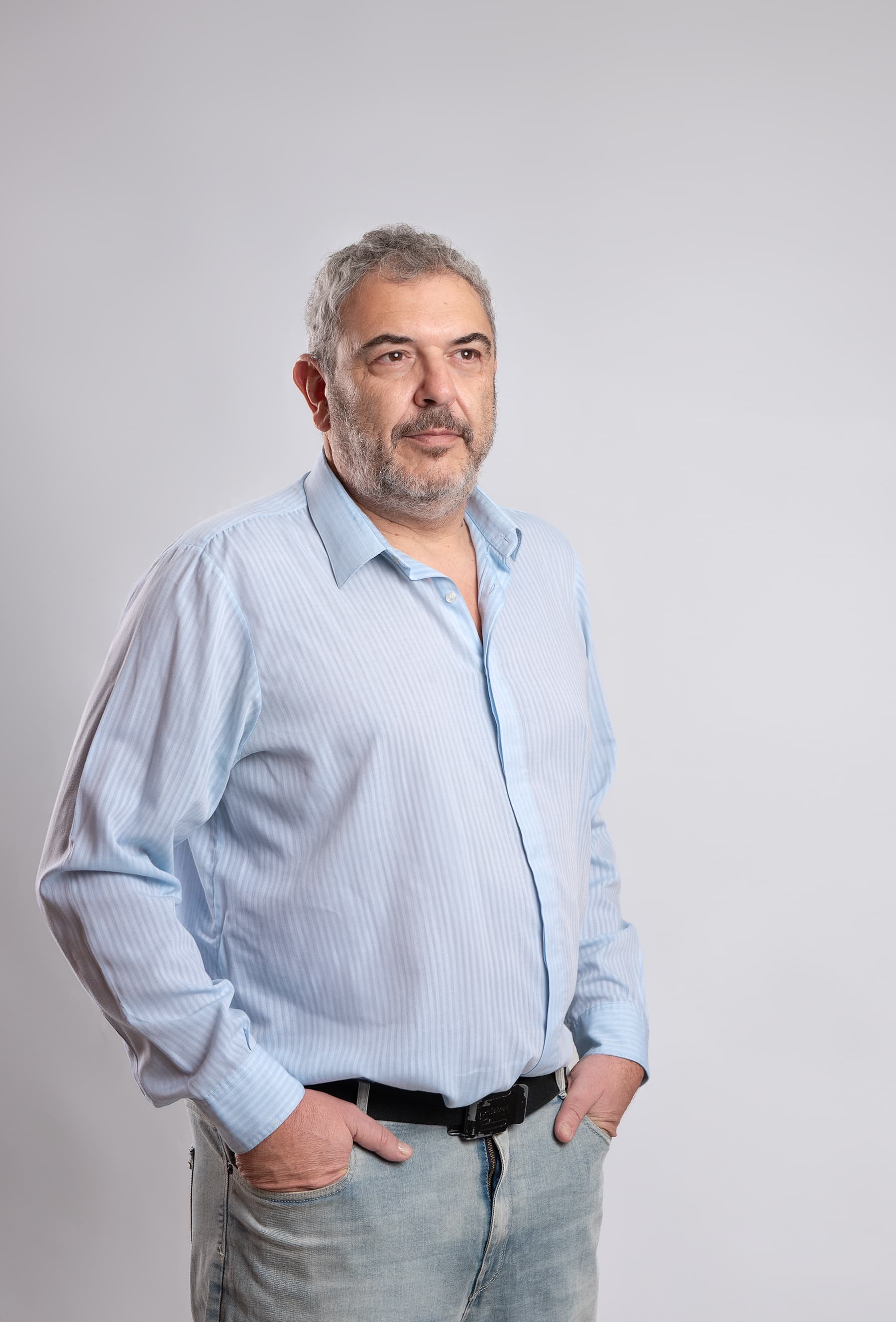 Amilcar Arias con actitud decidida y confiada, listo para acompañarte en este camino