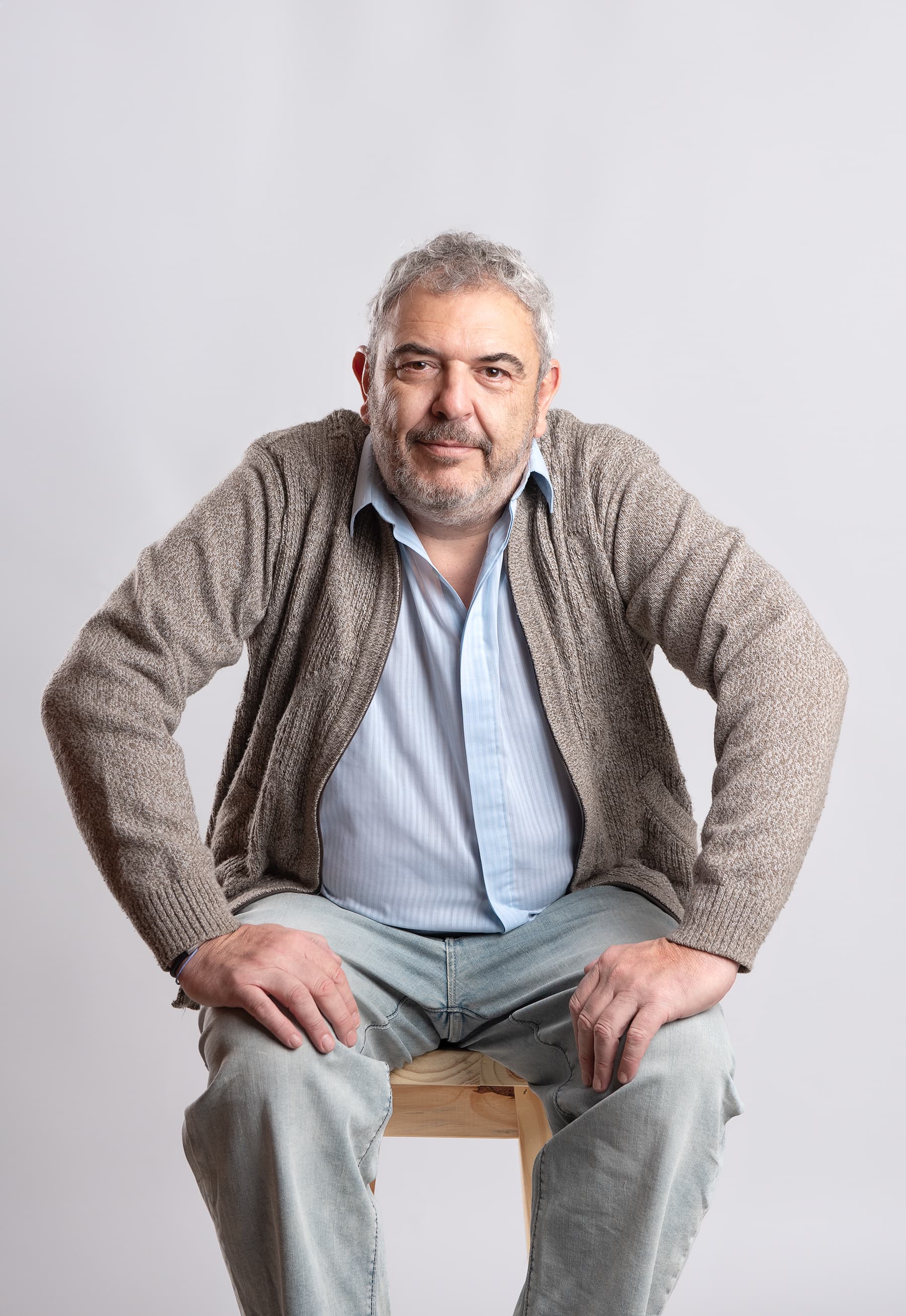 Amilcar Arias con una sonrisa cálida y acogedora, listo para acompañarte en la aplicación del Método DART